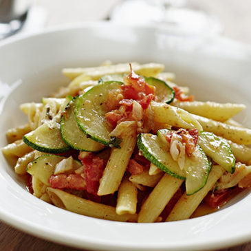 Nudeln mit Zucchini-Tomaten-Kaki Sauce