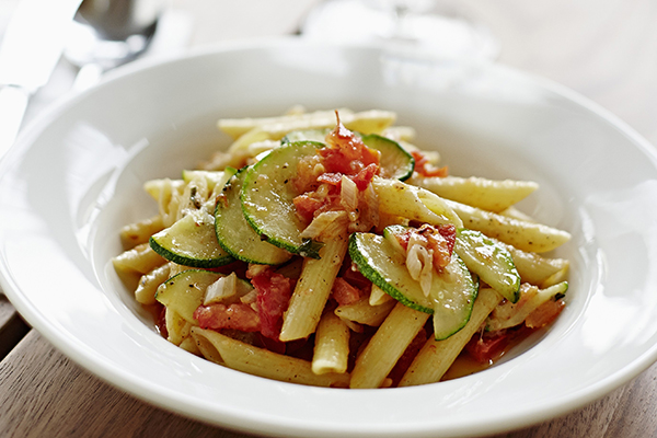 Nudeln mit Zucchini-Tomaten-Kaki Sauce - Naturarzt