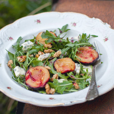 Rucola-Radicchio-Salat mit Pflaumen