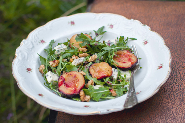 Rucola-Radicchio-Salat mit Pflaumen - Naturarzt