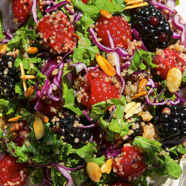 Quinoa-Salat mit Beeren und Rotkohl