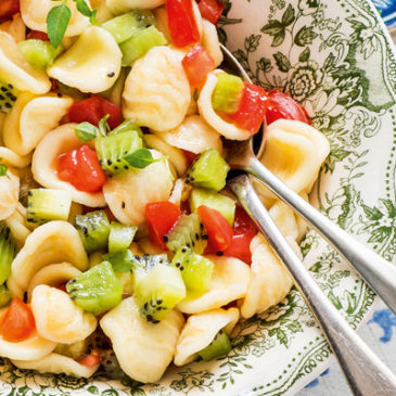 Nudelsalat mit Kiwis und Tomaten