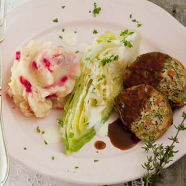 Nussbraten mit Kartoffel-Rote-Bete-Püree und Spitzkohl mit Zitronenrahm