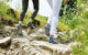 Zwei Barfußschuhträger laufen über Felsen