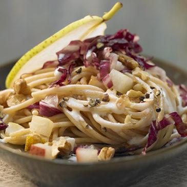 Nudeln mit Radicchio und Walnuss-Birnen-Sauce