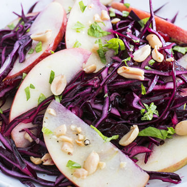 Rotkohlsalat mit Erdnüssen