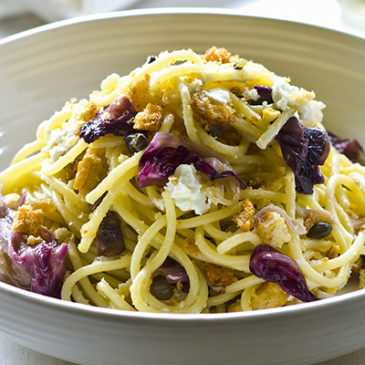 Kurkuma-Spaghettini mit Radicchio