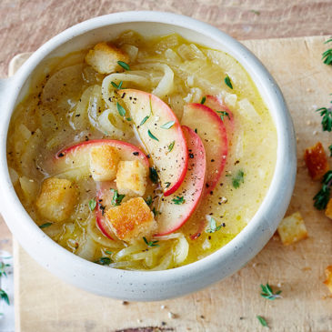 Zwiebelsuppe mit Apfel