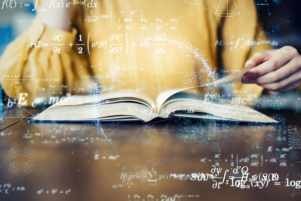 Frau mit aufgeschlagenem Buch auf Tisch, Formeln über Bild