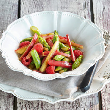 Rhabarber-Spargel-Salat mit Himbeervinaigrette