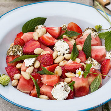 Salat mit Wassermelone und Frischkäse