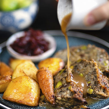 Veganer Nussbraten mit Kräuterfüllung