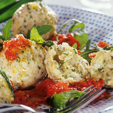 Bärlauchknödel mit Tomaten und Rucola