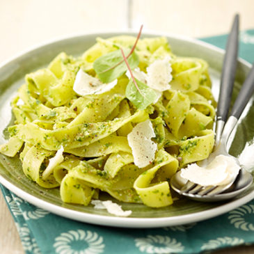 Tagliatelle mit Sauerampfer-Erdnuss-Pesto