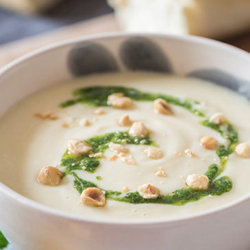 Sellerie-Apfel-Suppe mit Spinat-Haselnuss-Pesto