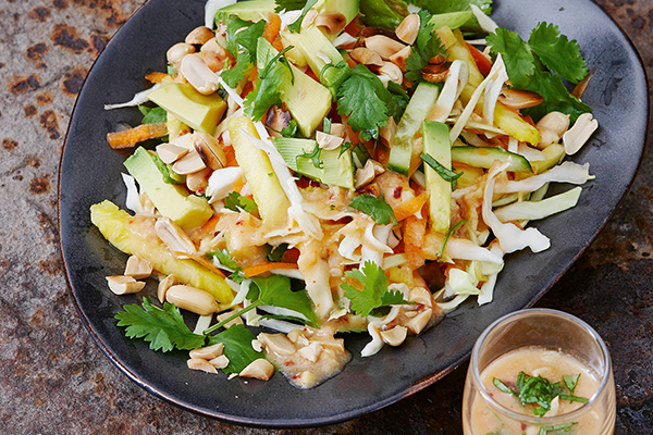 Scharfer Krautsalat mit Erdnussdressing - Naturarzt