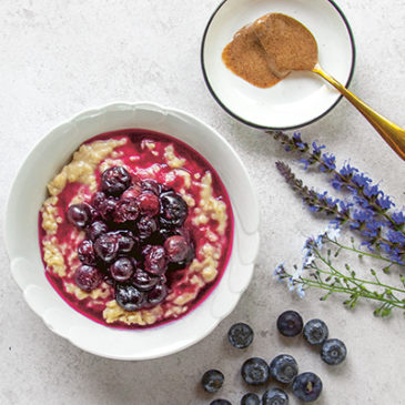 Bananen-Porridge mit Blaubeerkompott