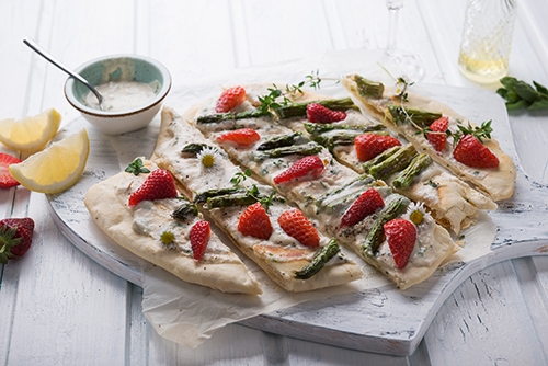 Flammkuchen mit grünem Spargel und Erdbeeren