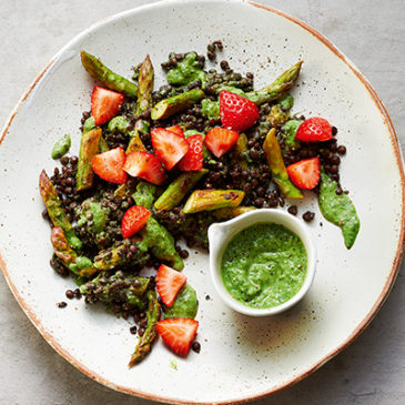 Spargel-Linsen-Salat mit Erdbeeren