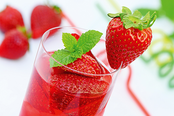 Roter Saft im Glas, Erdbeeren