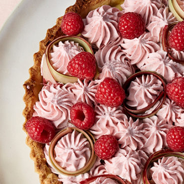 Tarte mit Rhabarbermousse und Himbeeren