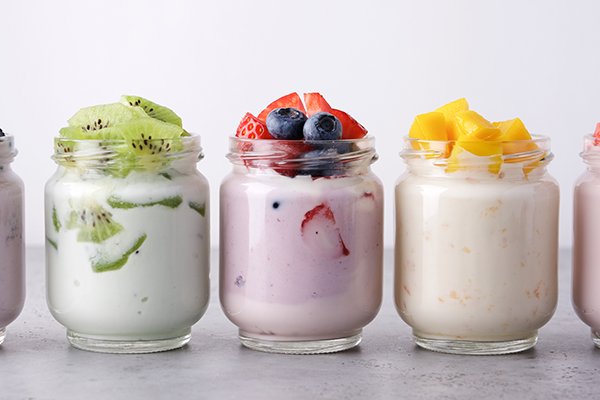 Joghurtgläser mit verschiedenen Obstsorten