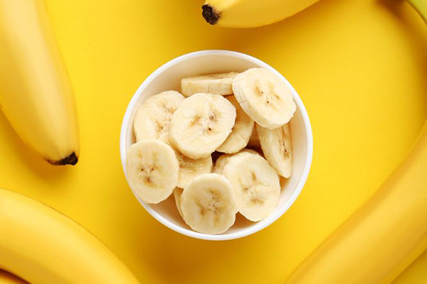 Bananen und Schälchen mit Bananebscheiben