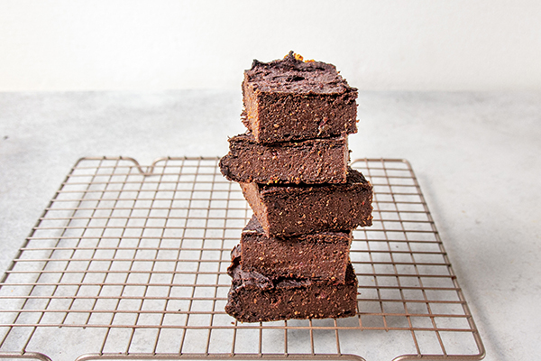 Brownies gestapelt auf Kuchenrost