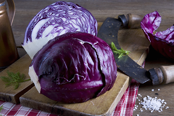 Rotkohl auf Brett und Wiegemesser