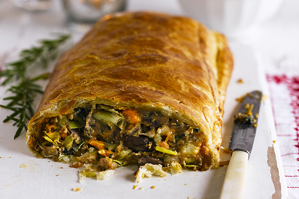 Weihnachtspastete mit Kastanien, Spinat und Blauschimmelkäse im Teigmantel