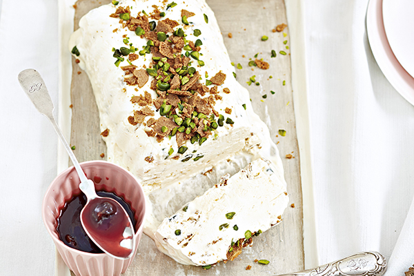 Tannenhonig-Parfait mit Sauerkirschsauce zu Weihnachten