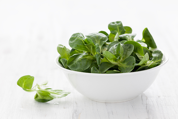 Feldsalat in weißer Schüssel