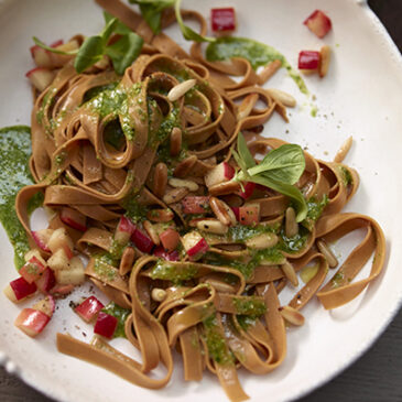 Apfel-Bandnudeln mit Feldsalat-Pesto