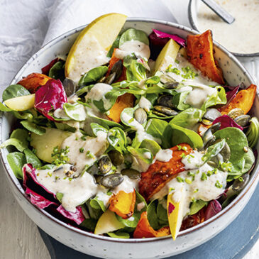 Feldsalat mit Ofenkürbis und Tahin-Dressing