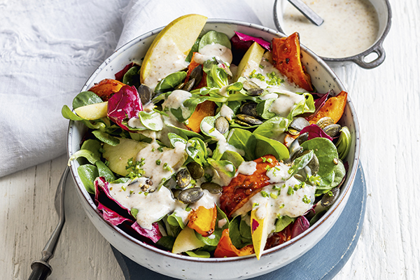 Feldsalat mit Ofenkürbis, Schälchen mit Dressing