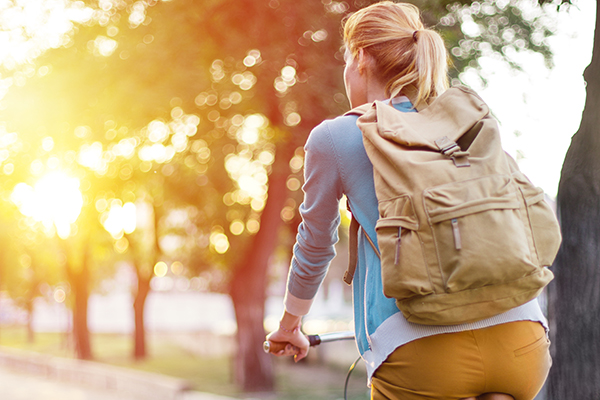 Radfahrerin mit Rucksack