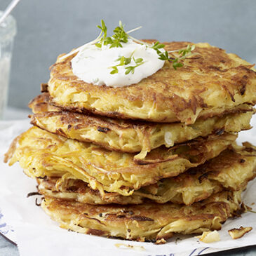 Pastinaken-Kartoffelpuffer mit Kräuterdip