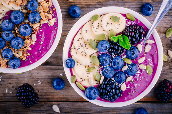 Zwei Schalen Joghurt mit verschiedenen Obstsorten