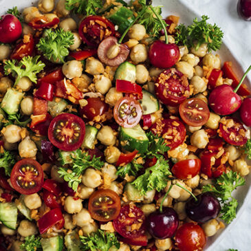 Kichererbsensalat mit Tomaten und Kirschen