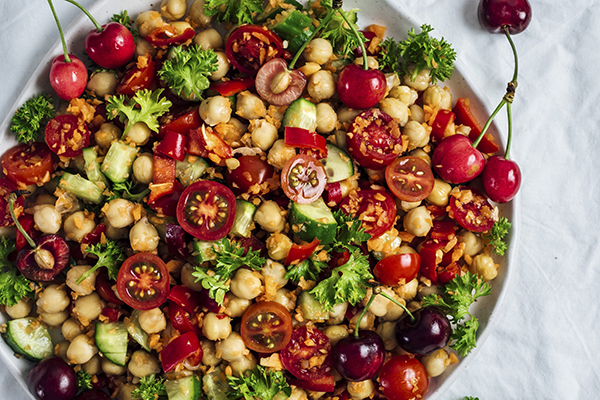 Kichererbsensalat mit Tomaten, Kirschen, Karotten und Gurken