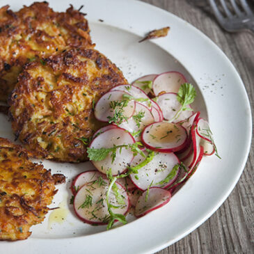 Möhren-Kohlrabi-Puffer mit Radieschensalat