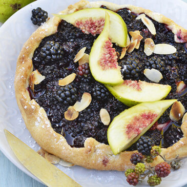 Tarte mit Brombeeren und grünen Feigen