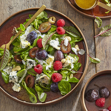Salat mit Blauschimmelkäse, Pflaumen und Himbeeren