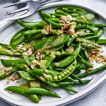 Grüne Bohnen und Erbsen mit Knoblauch