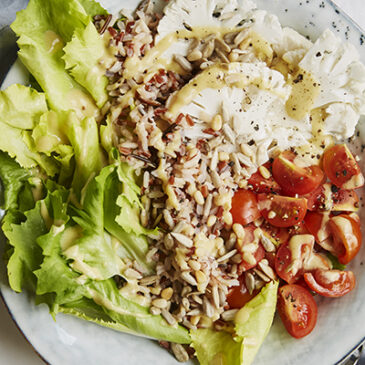 Endivien-Wildreis-Bowl mit Blumenkohl und Tomaten