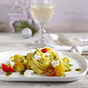 Tagliatelle mit geschmorten Kirschtomaten und Ziegenfrischkäse