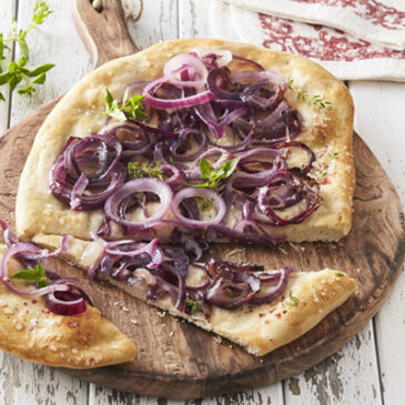 Focaccia mit roten Zwiebeln