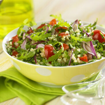 Tabouleh mit Rucola und roten Zwiebeln