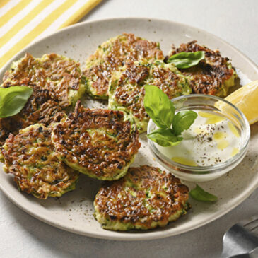 Zucchinipuffer mit Joghurtsauce und Basilikum