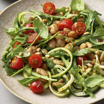Salat mit Zucchini und weißen Bohnen